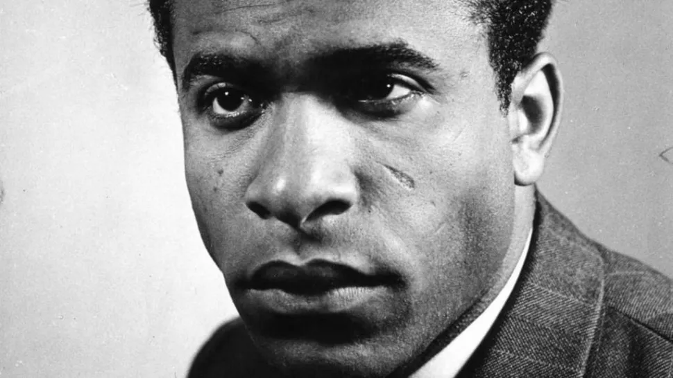 O psicanalista e filósofo Frantz Fanon é referenciado por Angela Davis como o mais poderoso teórico do racismo e do colonialismo do século XX