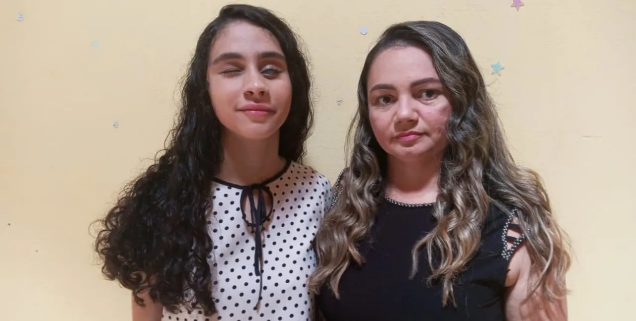 Mãe da jovem capacitou-se para poder ajudar a filha nos estudos, e hoje em dia também apoia outras pessoas