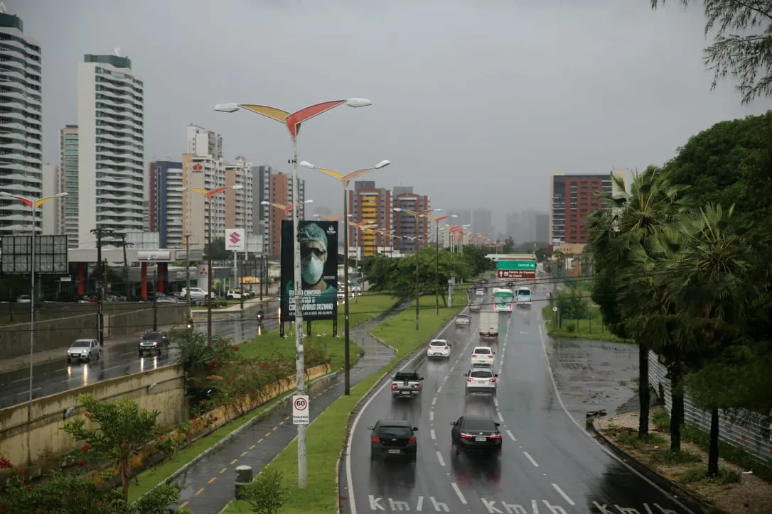 Apesar de a chuva ter enfraquecido, céu permanece nublado em Fortaleza.