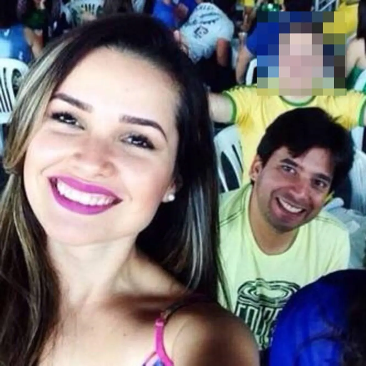 Juliette e Max Lira posam ao lado de amigos em foto antiga