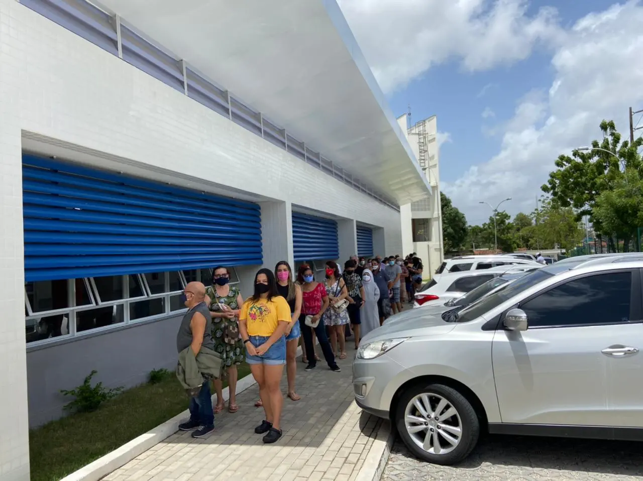 Fila de espera em ponto de vacinação na Policlínica Dr. Luiz Carlos Fontenele, no bairro Passaré