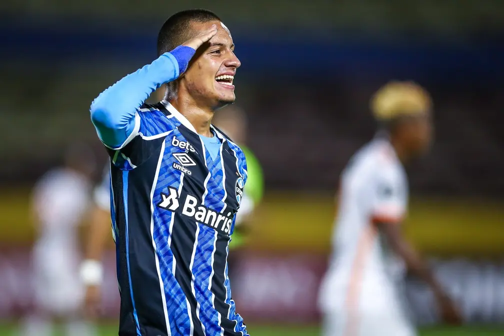 Atacante do Grêmio, Ricardinho, presta homenagem ao pai em comemoração