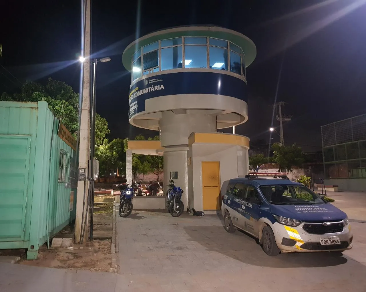 Equipes da Guarda Municipal e do Grupamento de Operações Especiais (GOE) chegaram ao local onde o homem estava depois de terem recebido uma denúncia anônima