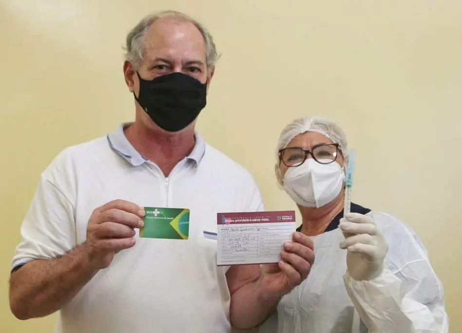 Ex-ministro Ciro Gomes (PDT) exaltou os profissionais de Saúde ao ser vacinado