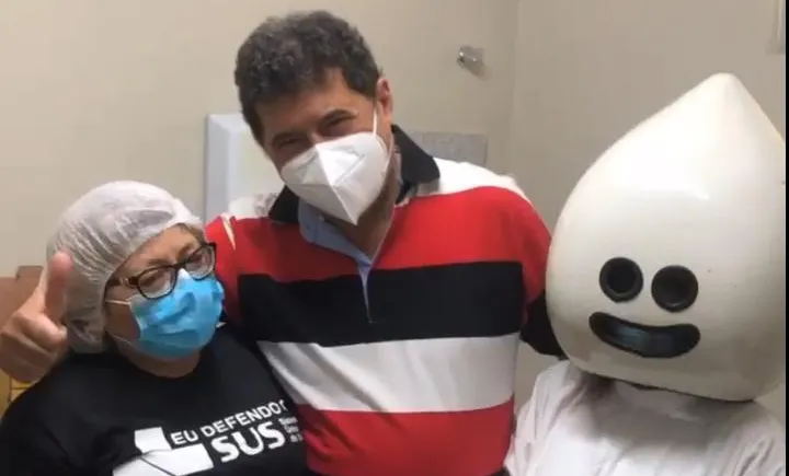Decano na Câmara, Carlos Mesquita posou com o Zé Gotinha