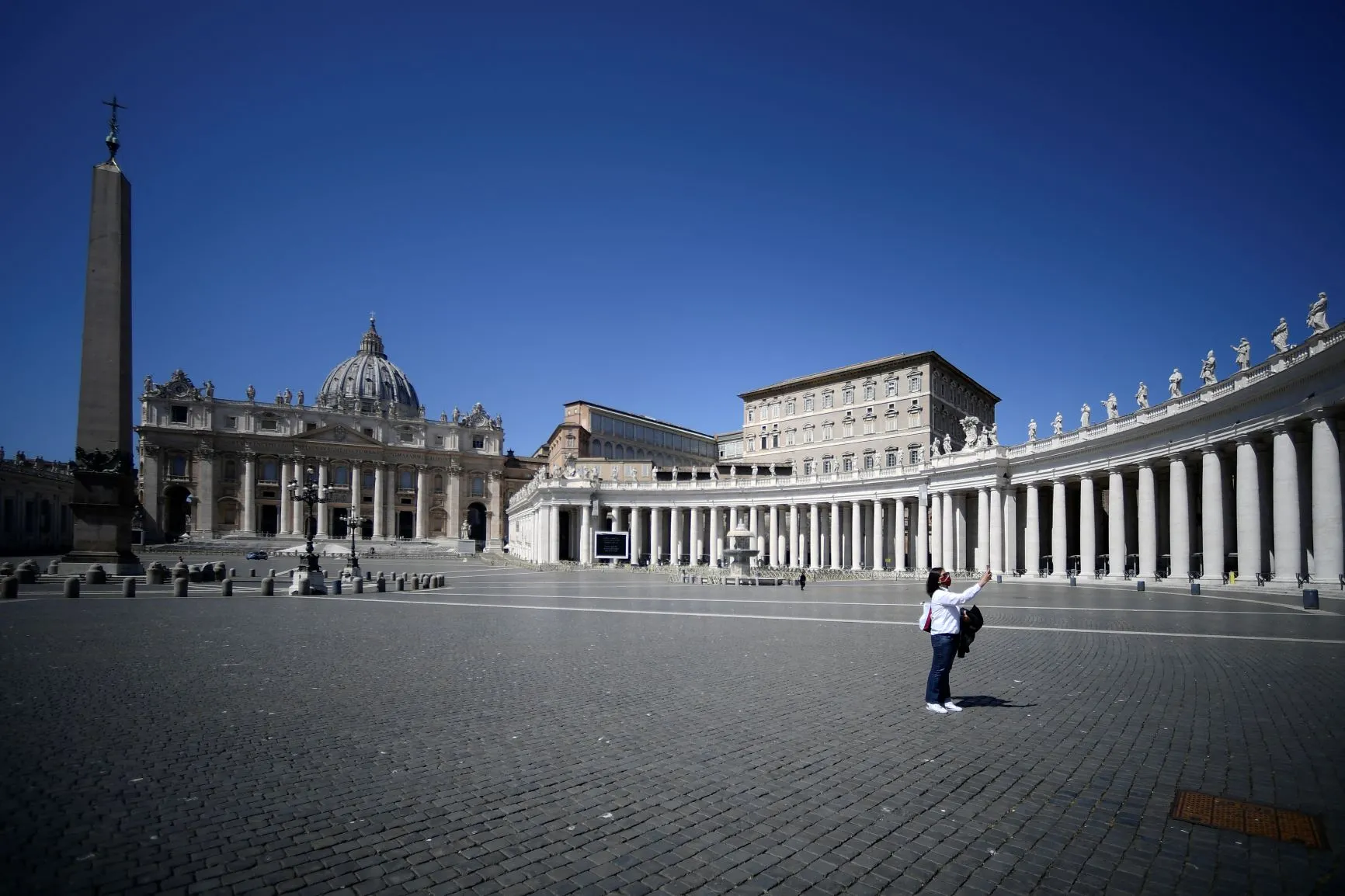 Restrições por causa da pandemia fizeram a praça de São Pedro, no Vaticano, ficar praticamente vazia