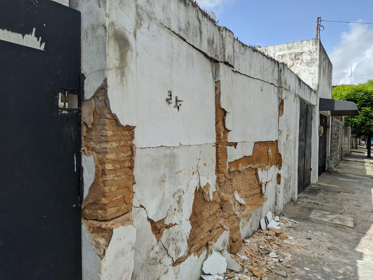 Muro atingido durante perseguição policial na Barra do Ceará