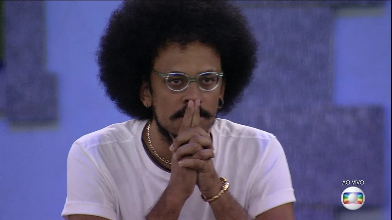 João Luiz chorou durante exibição do programa após citar fala racista de Rodolffo