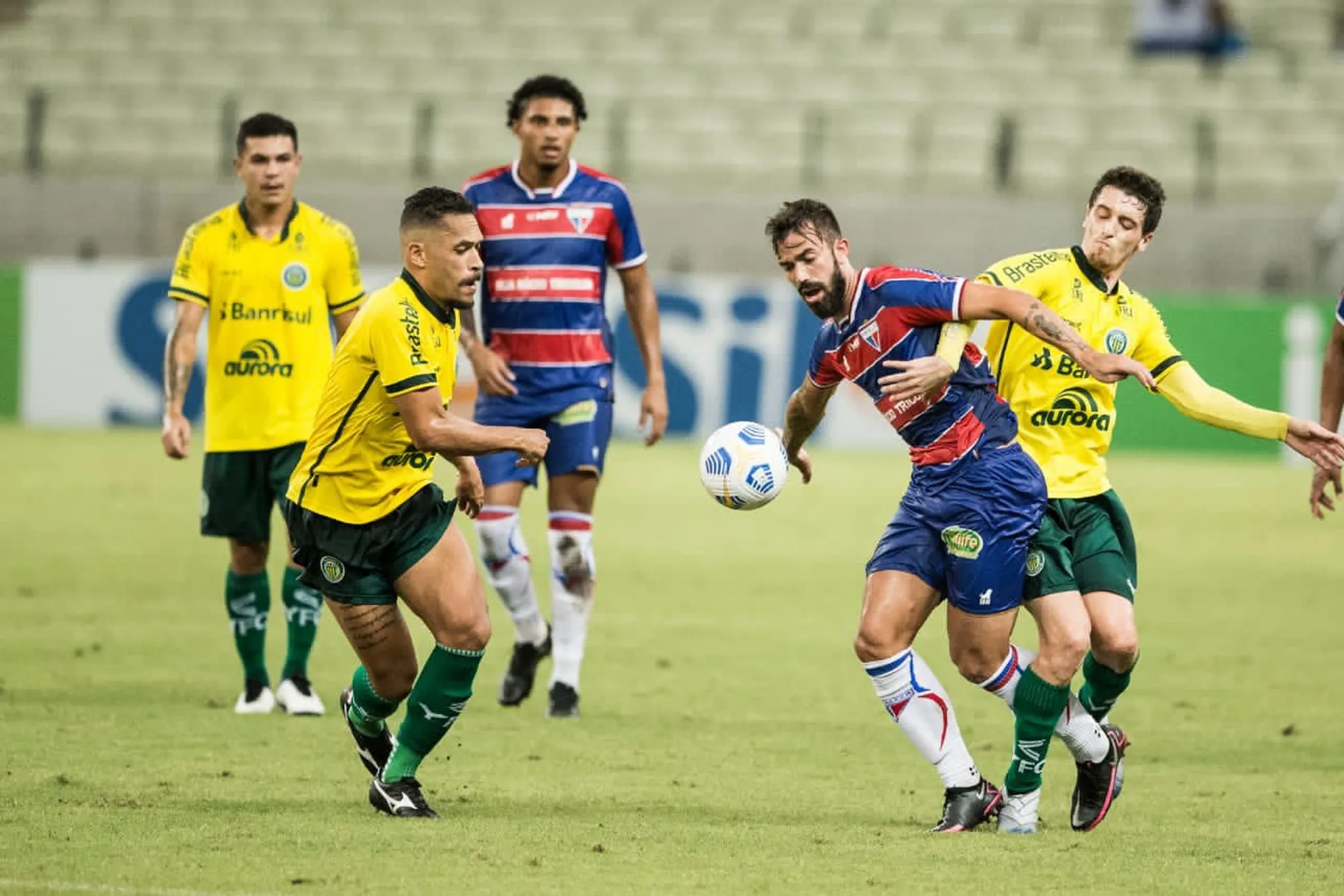 Na primeira etapa, jogo equilibrado e placar zerado