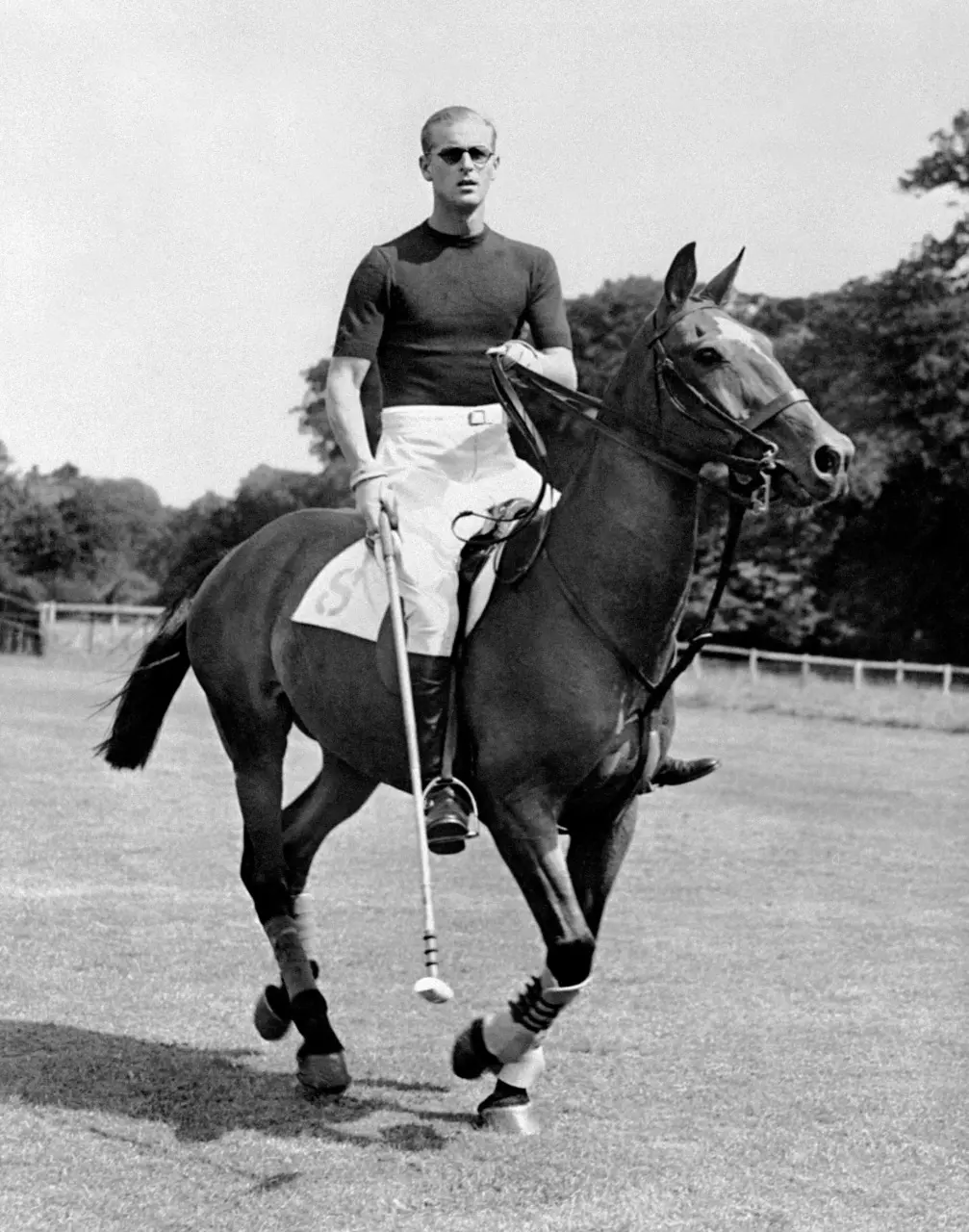 Foto tirada em 7 de agosto de 1950 em que o príncipe britânico Philip, duque de Edimburgo, de licença na Inglaterra, joga pólo, poucos dias antes do nascimento de seu segundo filho