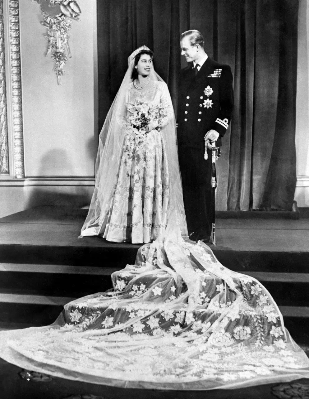 A rainha Elizabeth, então princesa, e Philip posam no dia do casamento no Palácio de Buckingham, em Londres em 20 de novembro de 1947