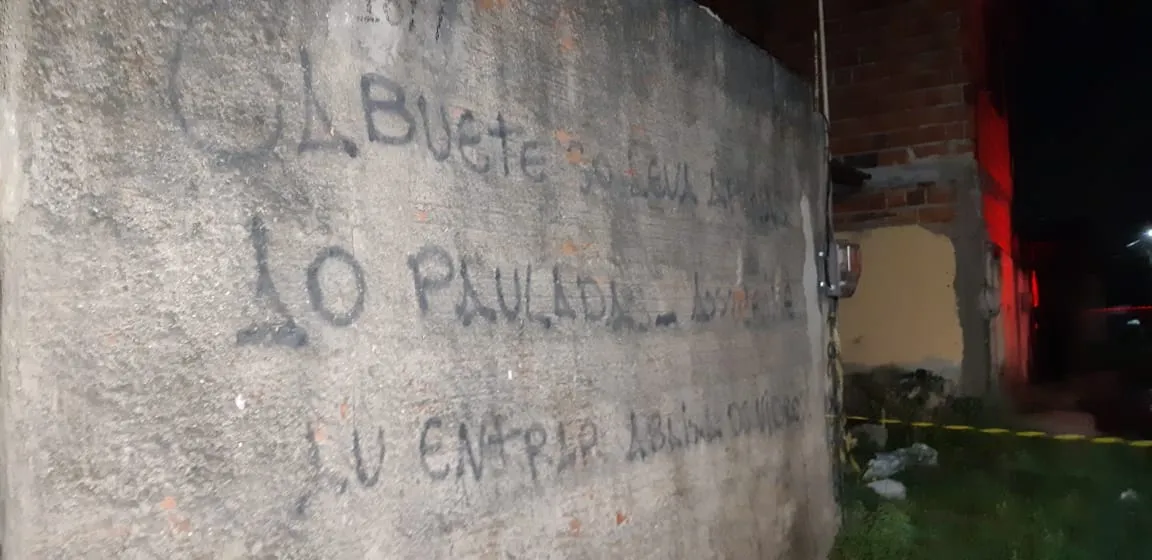 Pichação feita em um muro próximo ao local que o fato aconteceu faz alerta para moradores do entorno