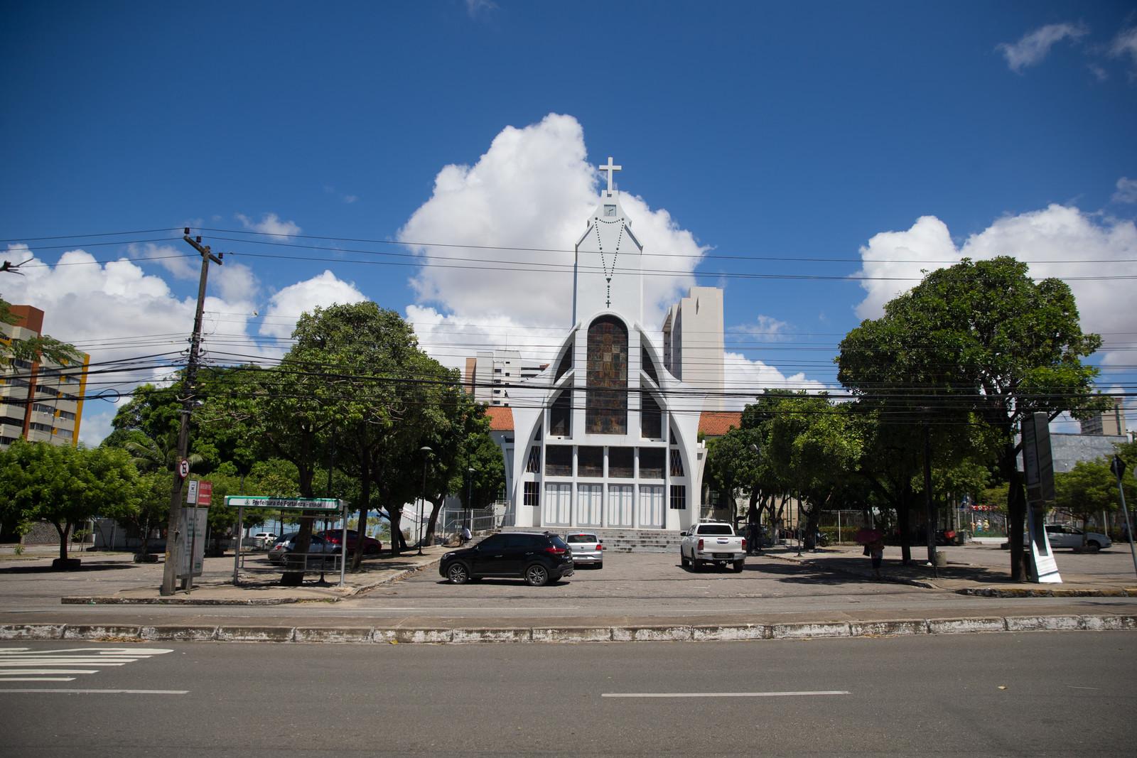 Vista aberta da parte externa da Igreja de Fátima