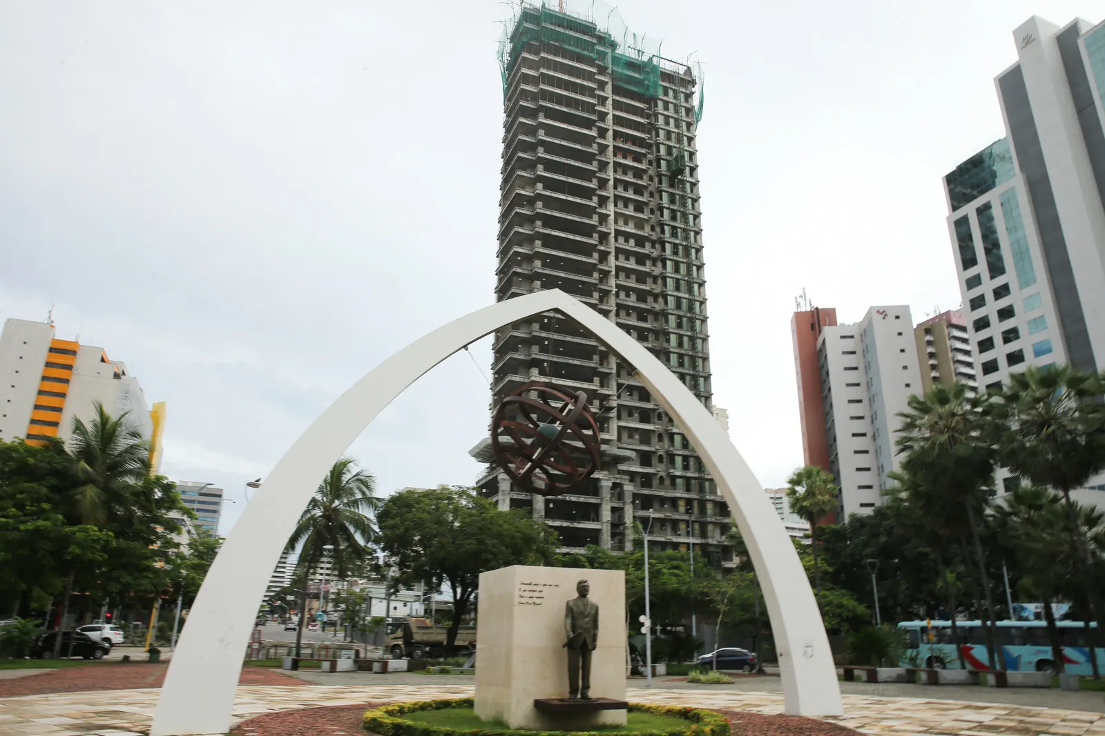 A Praça Portugal, no bairro da Aldeota, tem como ponto alto a arquitetura