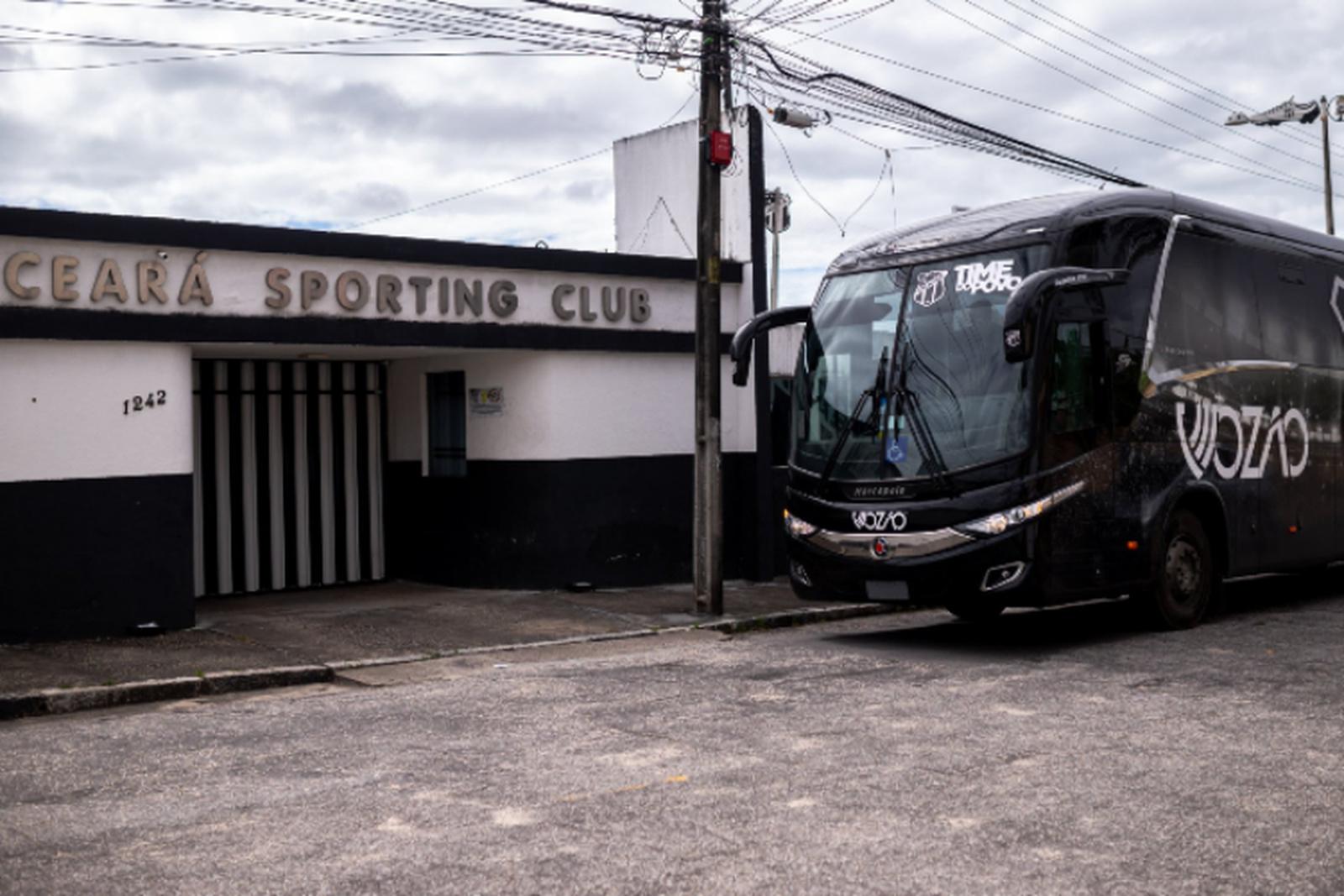 Fachada do Ceará com ônibus da equipe na frente