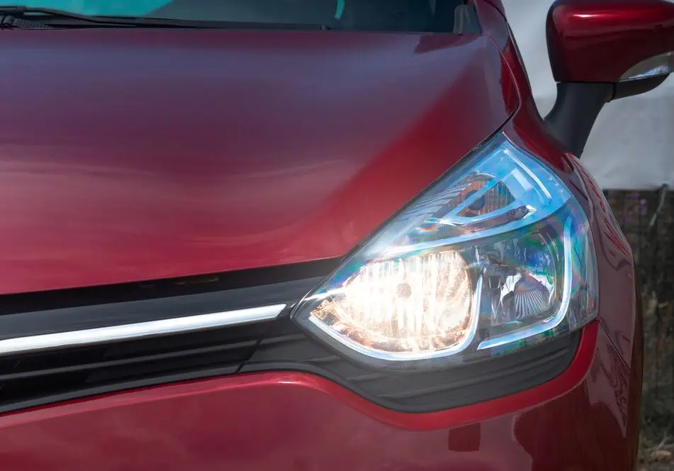 Farol diurno com LED em veículo