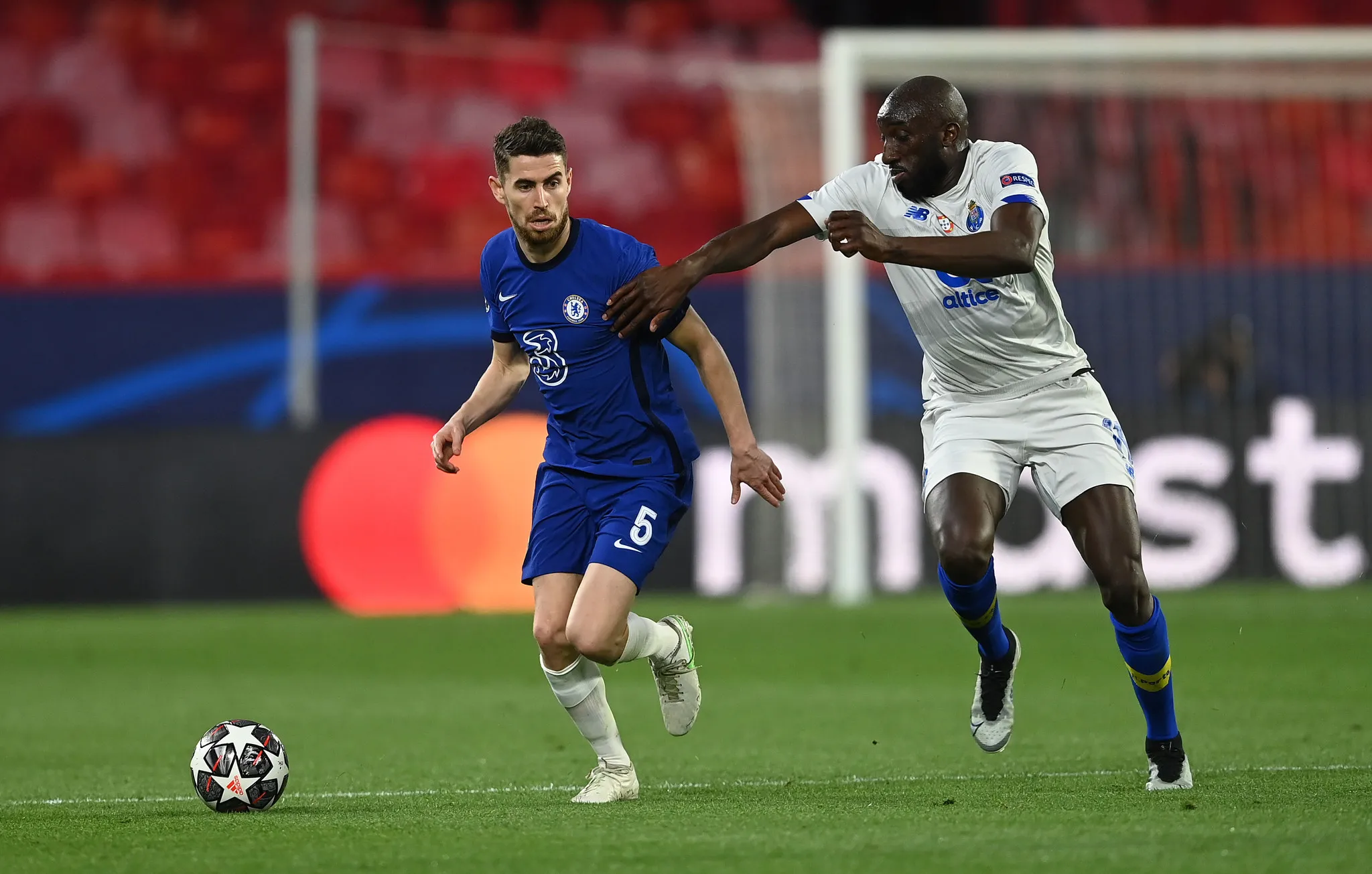 Chelsea é derrotado para o Porto, mas avança às semifinais da Champions League