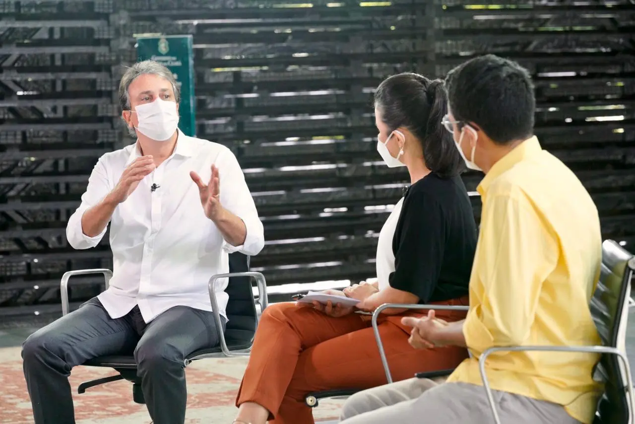 Camilo sendo entrevistado