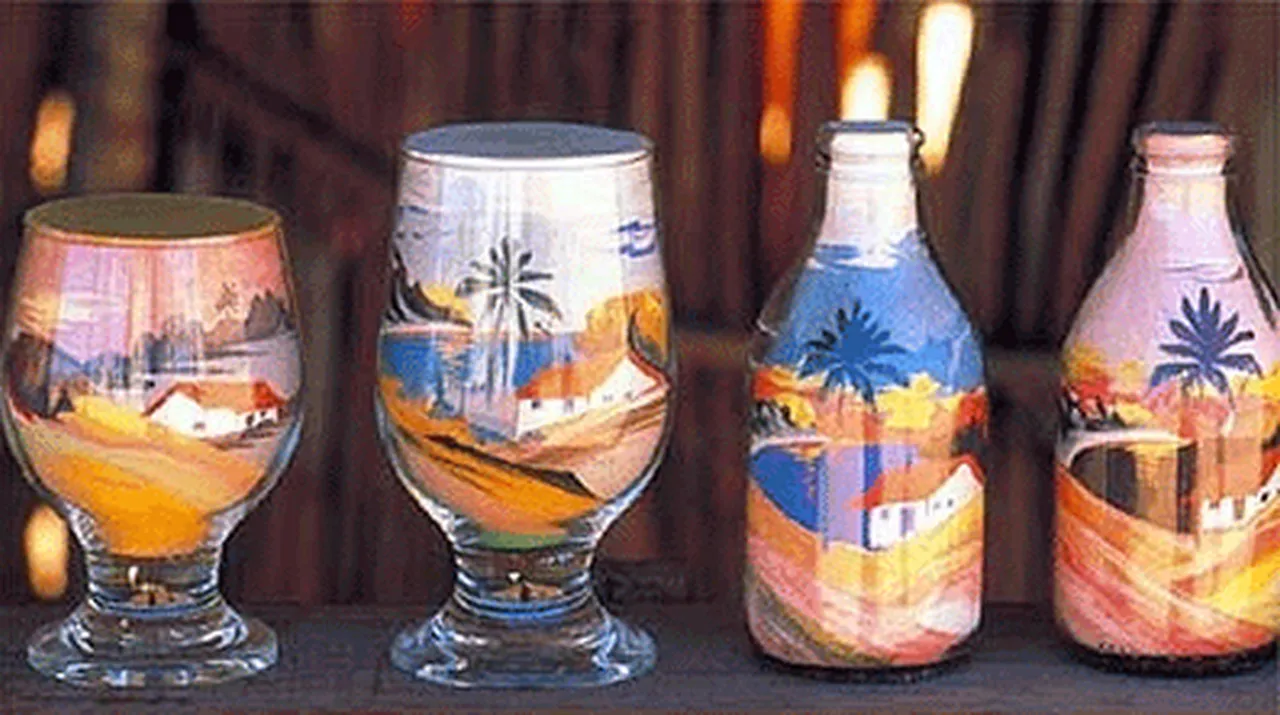 É possível comprar as tradicionais garrafinhas de areia no centro de artesanato de Morro Branco
