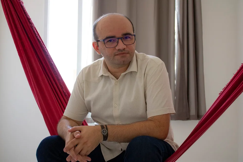 Avolumando fraturas e potências, o livro dá um nó na garganta das coisas, convocando também ao enfrentar-se e reconhecer-se parte