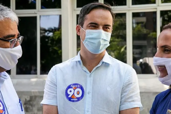 O deputado Capitão Wagner e o senador Eduardo Girão, de máscaras, durante a campanha para prefeito em 2020