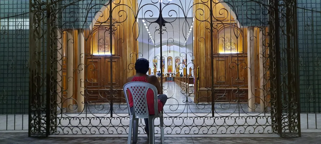 A fiel optou por acompanhar celebração religiosa a distância.