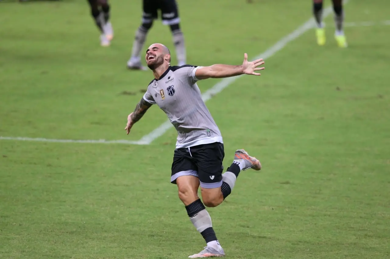 Vizeu comemora gol com sorriso e braços abertos