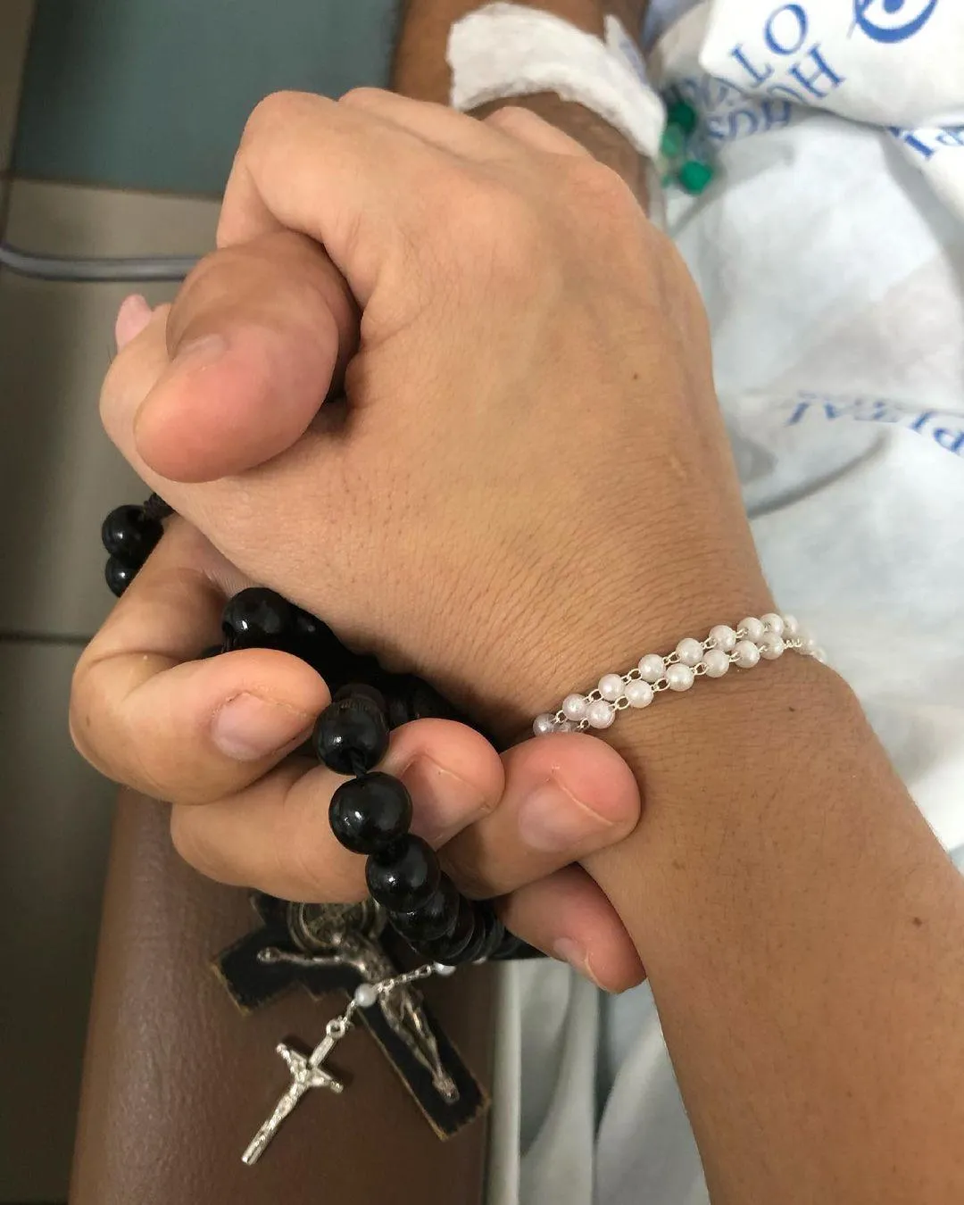 Carol Rabelo, esposa de Vicente Nery, segurando a mão do marido