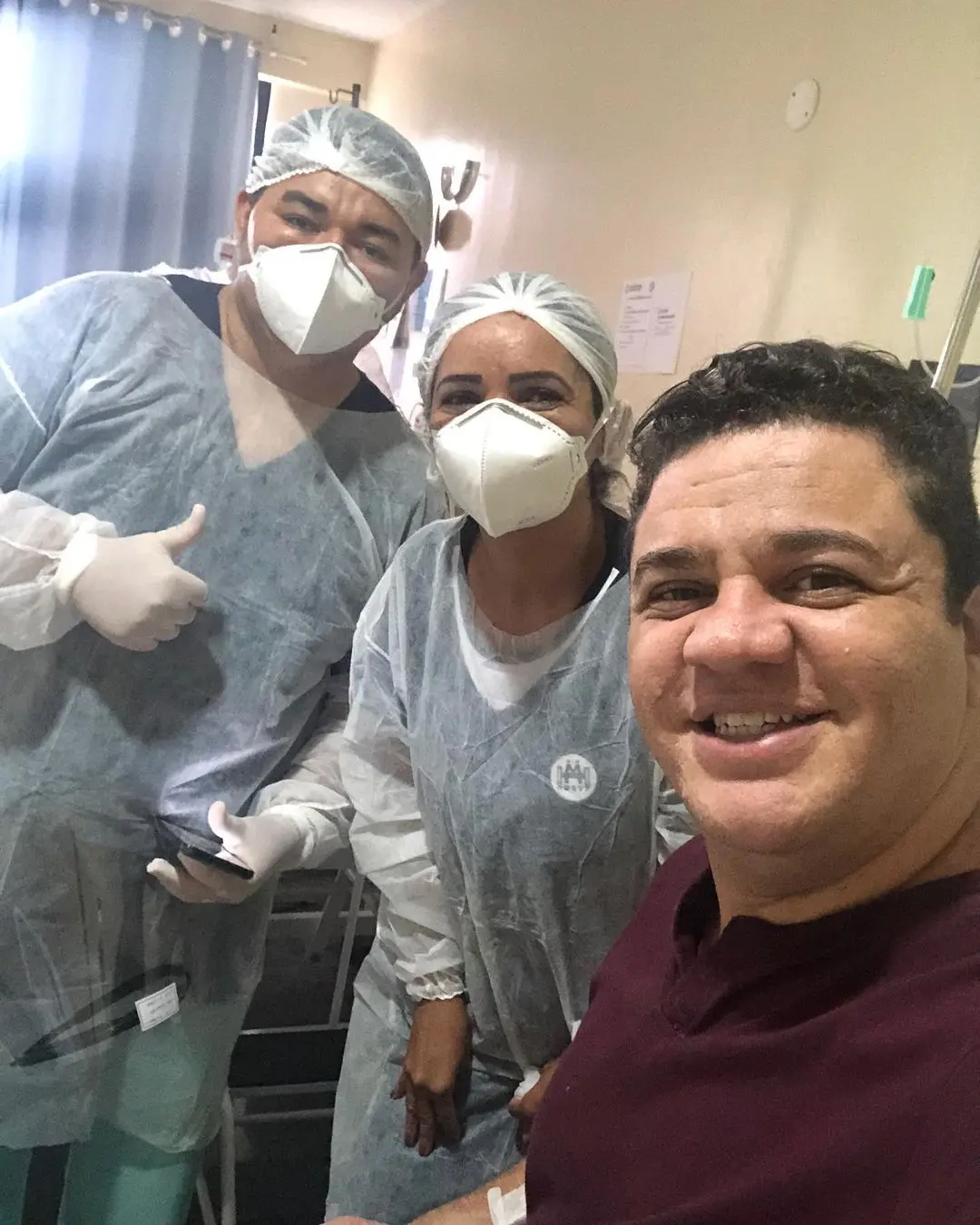 Fábio Carneirinho e profissionais de saúde