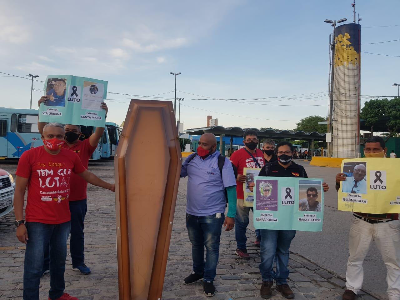 Trabalhadores rodoviários com cartazes em protesto