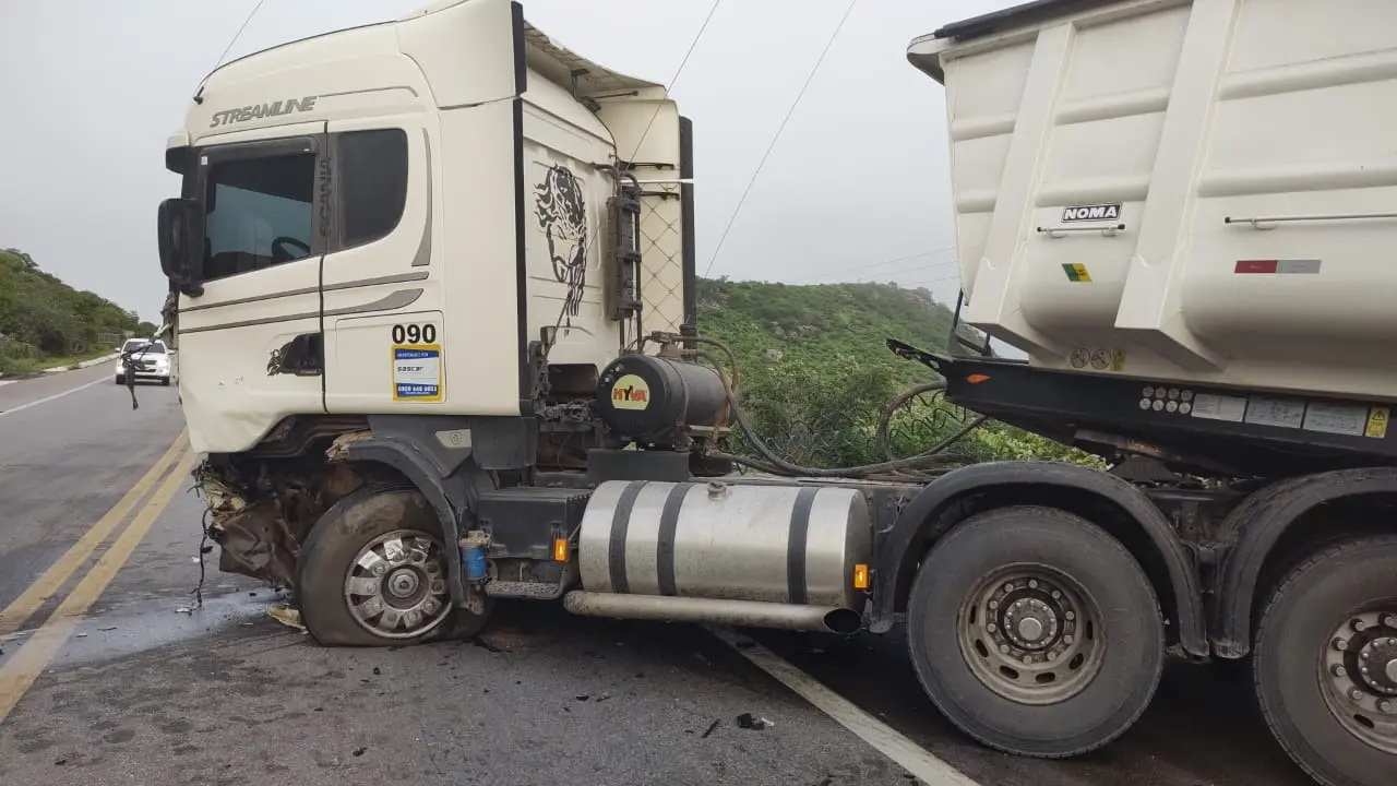 Acidente entre carro e caminhão na BR-222, em Itapajé, em abril de 2021