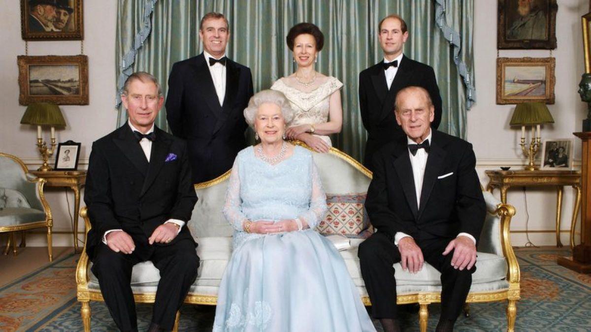 Foto da família real, com a rainha Elizabeth, príncipe Philip e os quatro filhos do casal