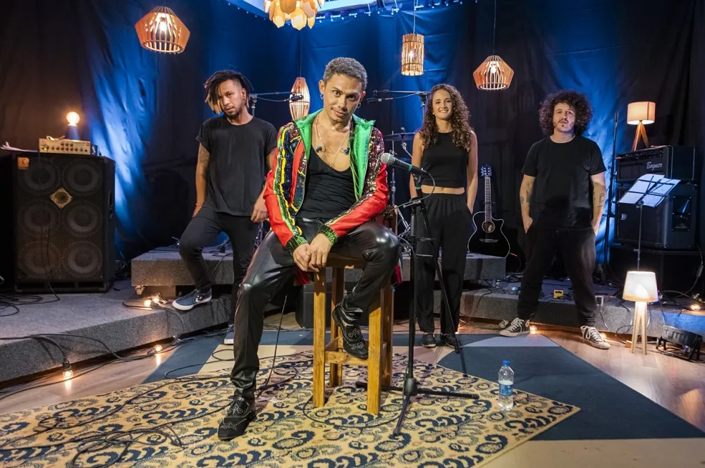 Silvero Pereira diz que a intenção do show é emocionar por meio da música, da letra e do canto
