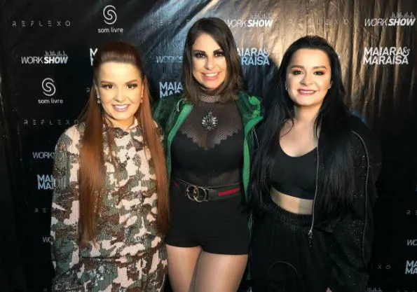 A cantora compartilhou imagem do encontro com Maiara e Maraisa nas redes sociais; elas dividiram palco durante evento em Minas Gerais