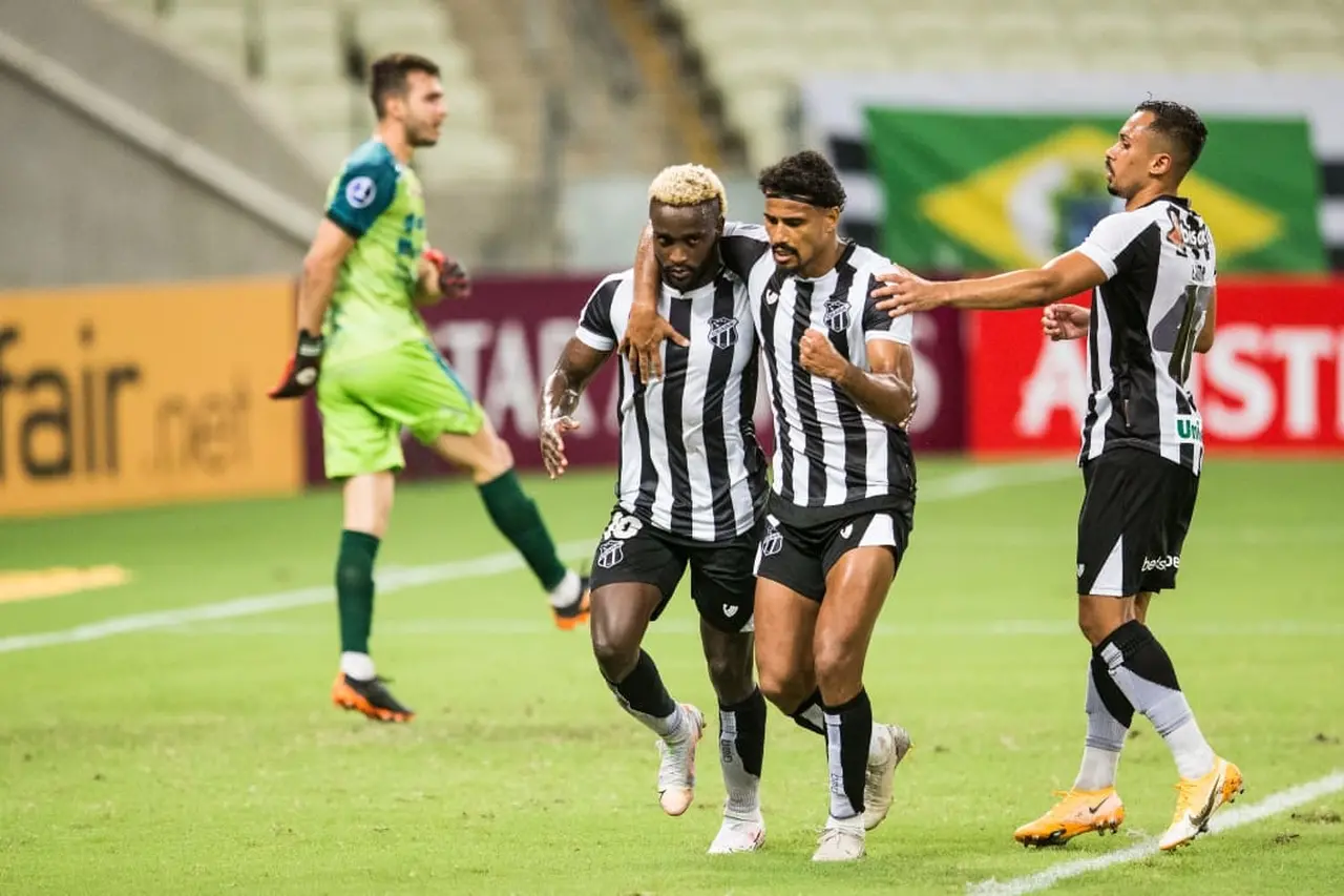 Atletas do Ceará comemoram gol com abraço