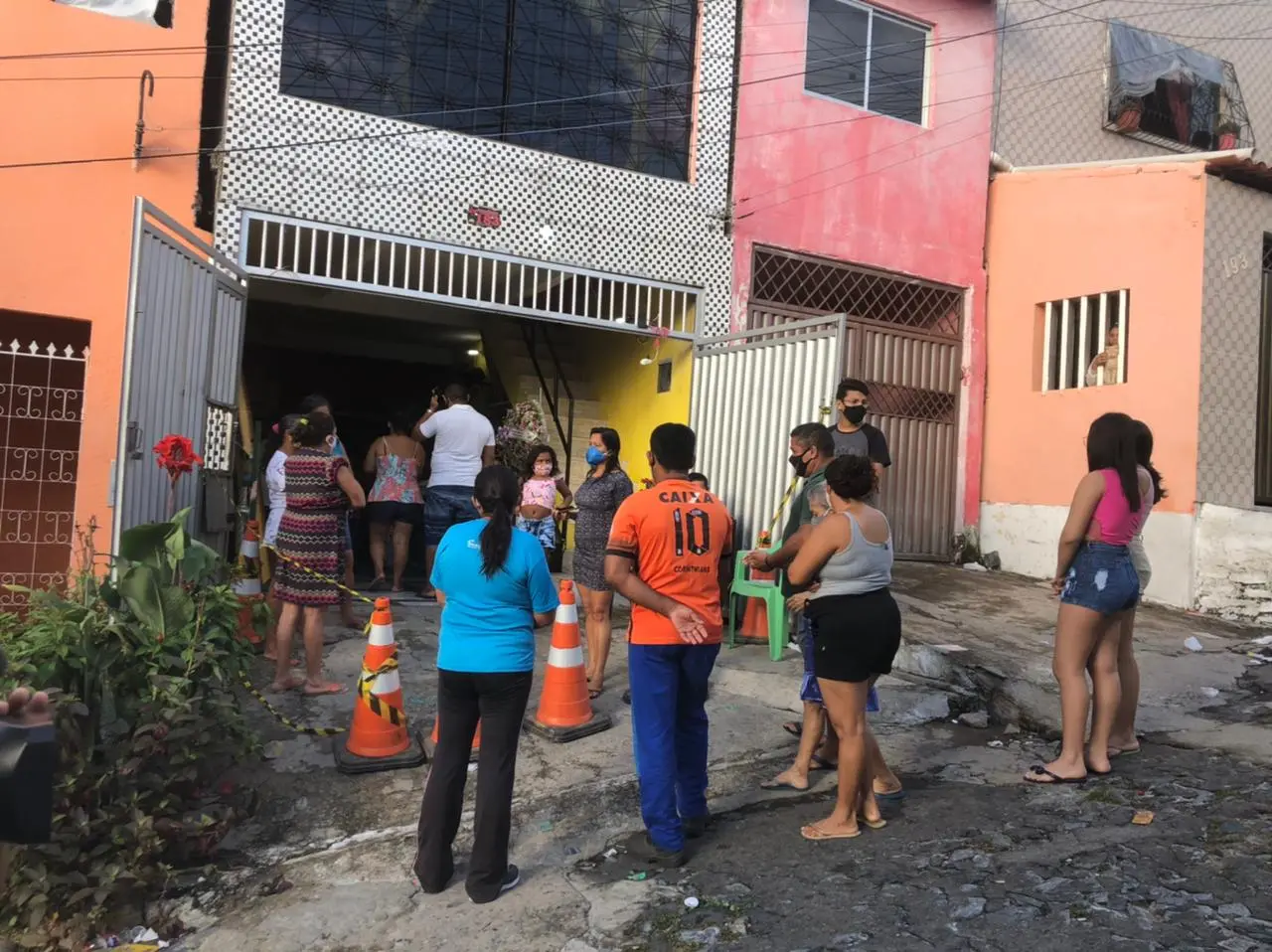 Diversas pessoas usando máscaras de proteção participaram do velório de vítimas de acidente grave em Itapajé, em abril de 2021