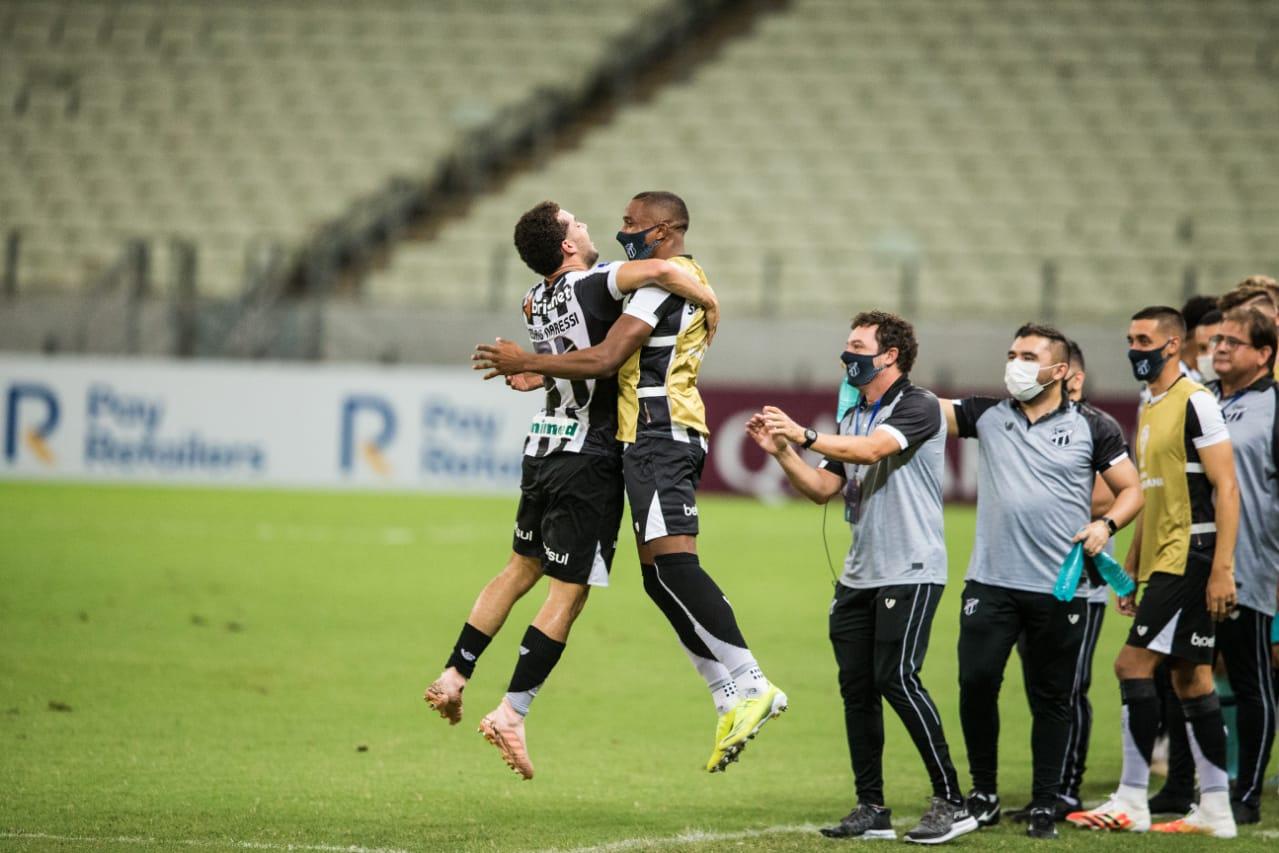 Naressi e Saulo comemoram gol com salto abraçados pelo Ceará