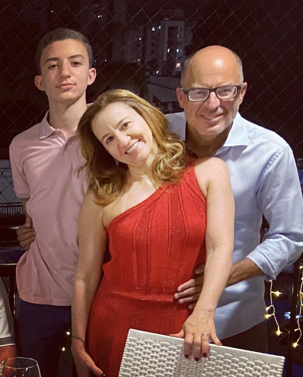 Germana Mendes, na foto com o filho Gabriel e o marido Alexandre Mendes.