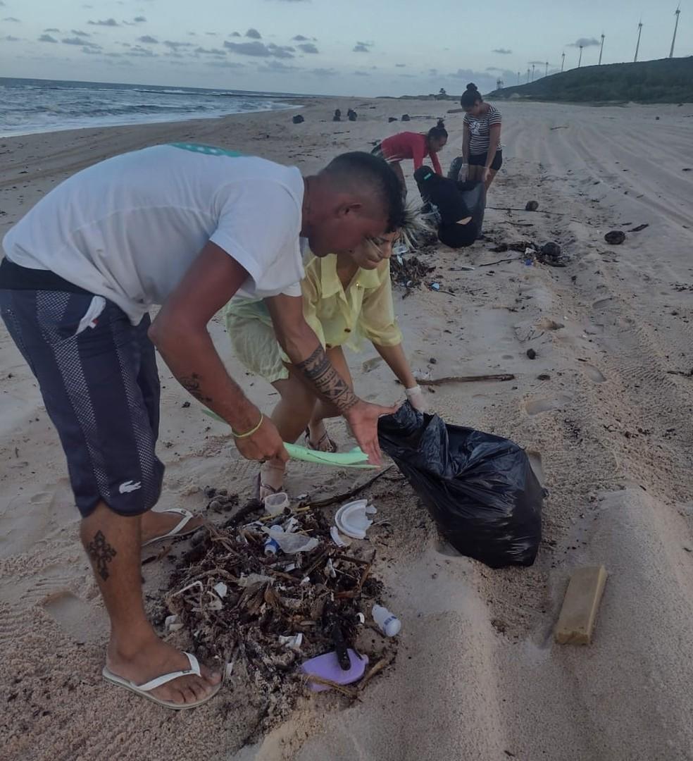 Voluntários auxiliam na remoção do lixo de praia do Rio Grande do Norte em abril de 2021