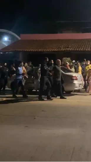 Motorista sendo levado por policiais militares à delegacia