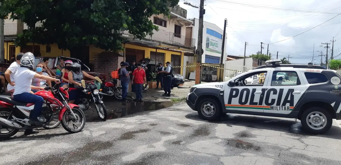 Pessoas do lado de fora de área isolada após explosão na empresa White Martins