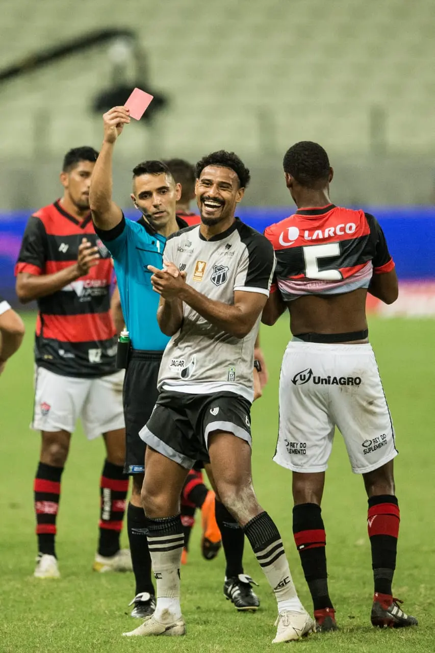 Gabriel Dias recebendo cartão vermelho do árbitro