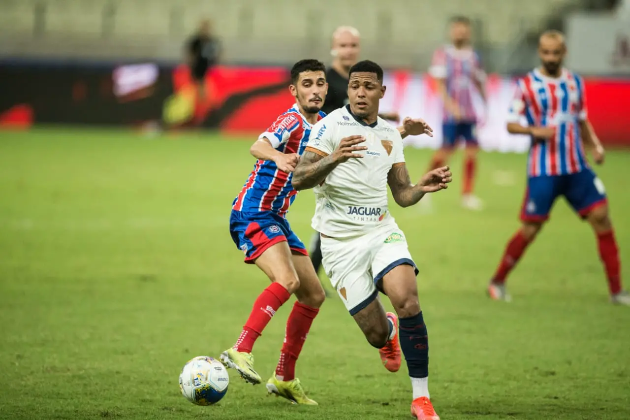 David disputa bola com zagueiro do Bahia