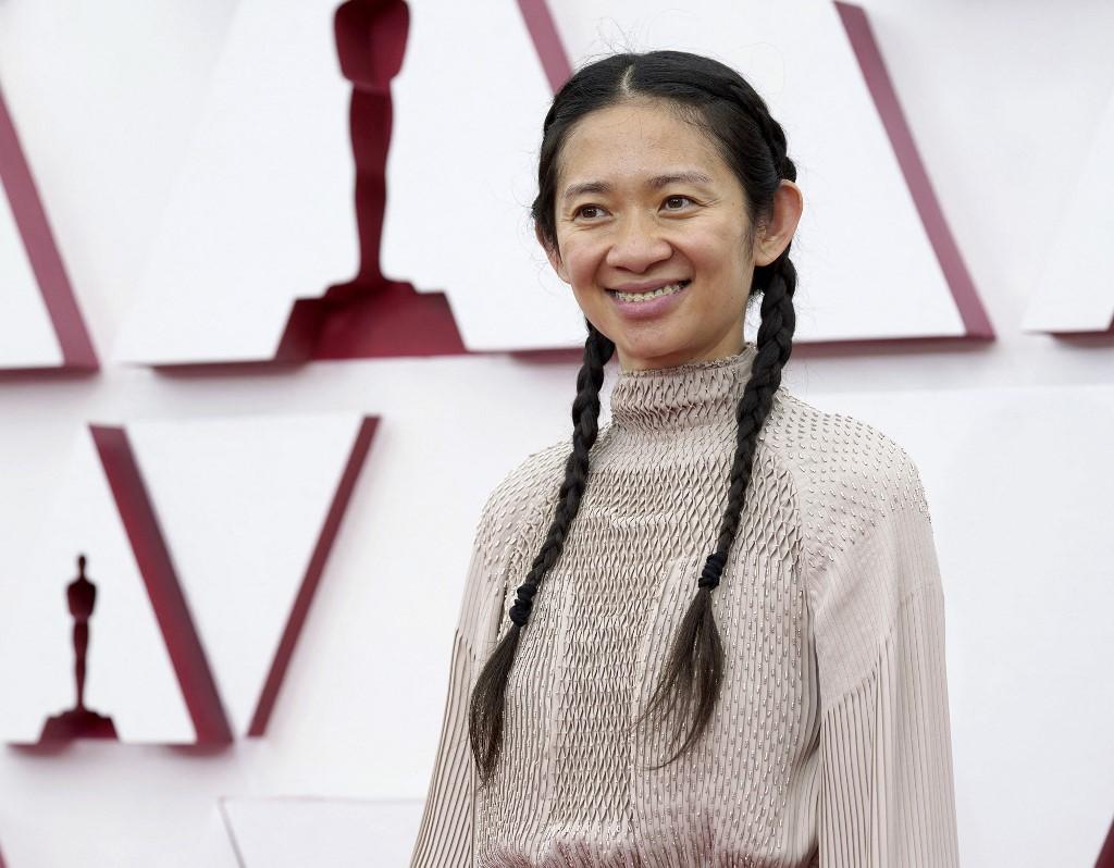 Chloé Zhao, que é a segunda mulher a vencer o prêmio de Melhor Direção, no tapete vermelho do Oscar 2021