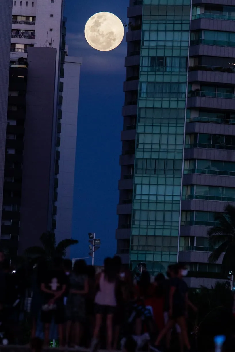 Primeiros momentos da superlua no horizonte de Fortaleza atraíram curiosos