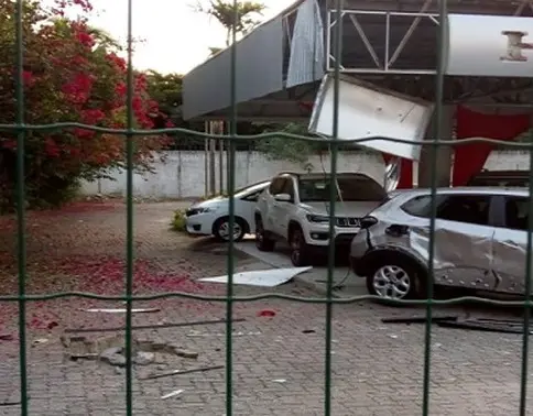 carros destruidos ataques