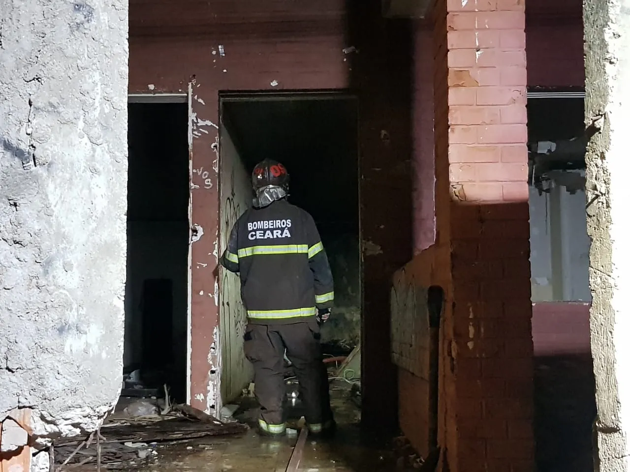 Agentes fazem rescaldo do local após incêndio ser controlado na noite desta terça