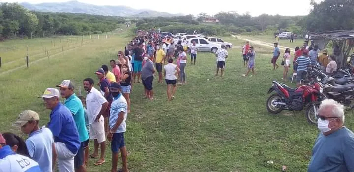 No local, pessoas sem máscaras se aglomeram para a corrida