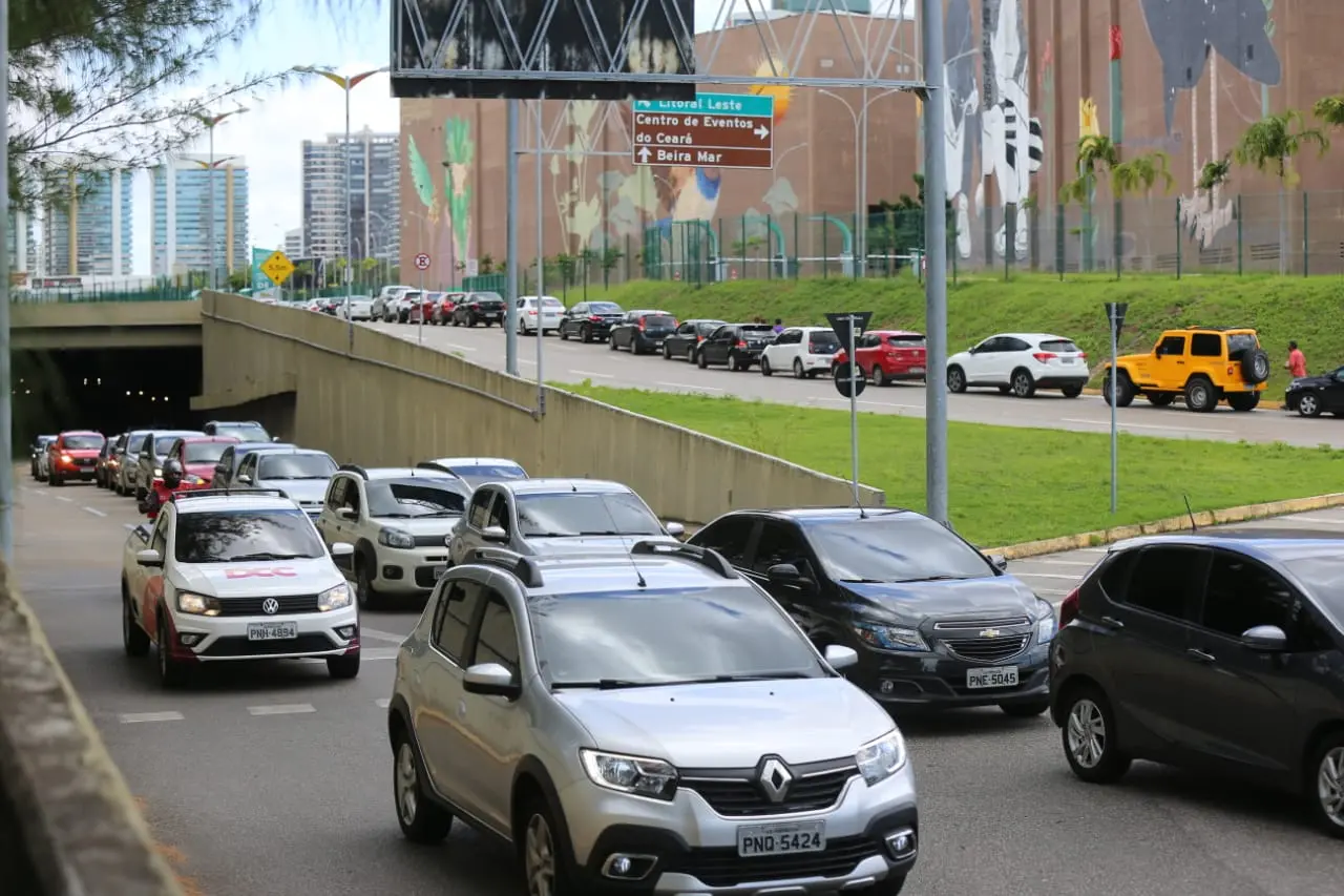 Fila de carros em drive-thru no Centro de Eventos