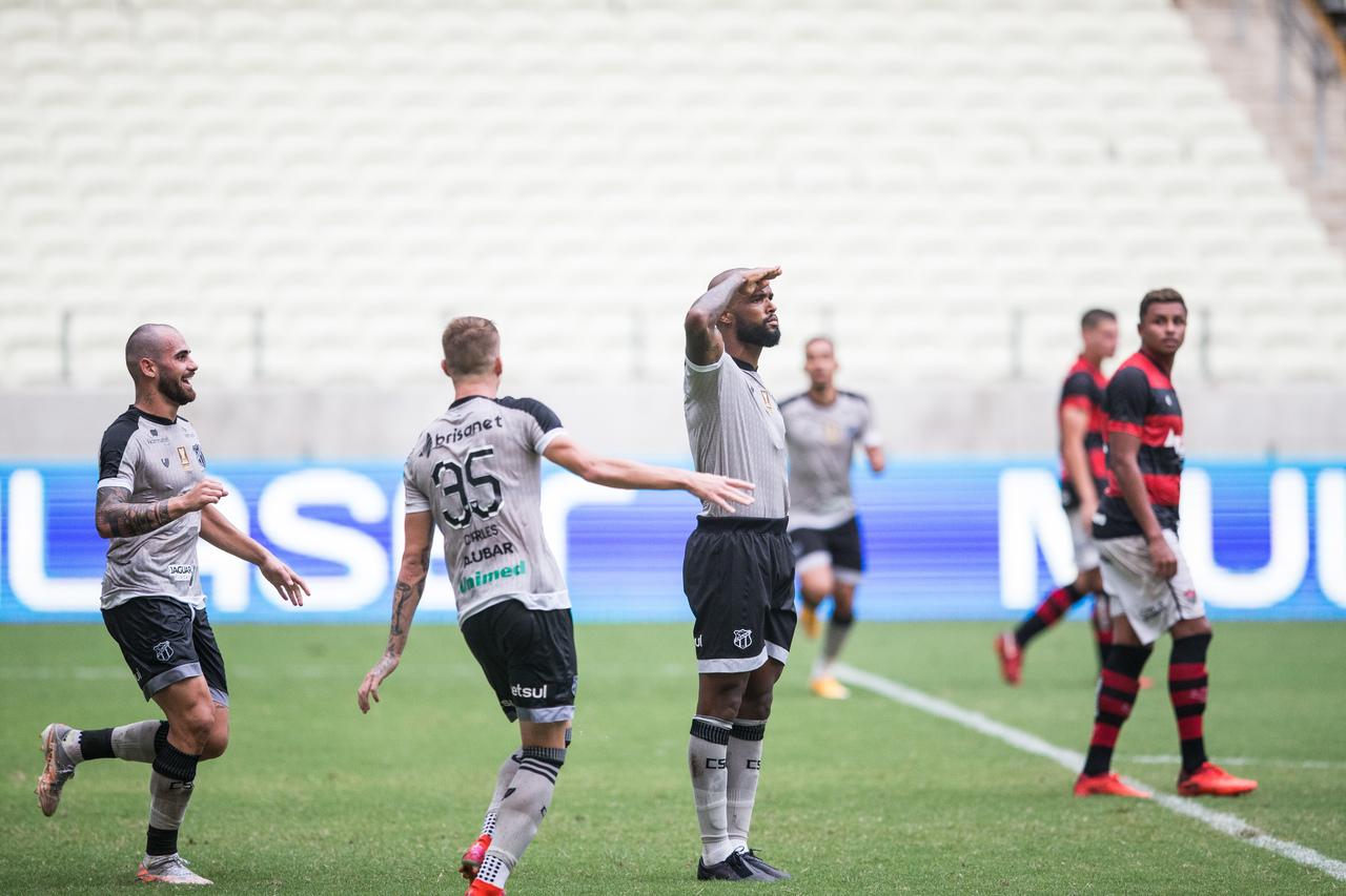 Zagueiro Messias faz continência em comemoração de gol do Ceará contra o Vitória